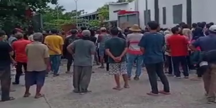 warga-geruduk-alfamart-rembang
