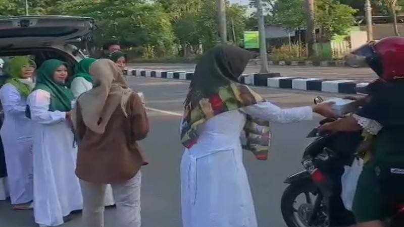 perempuan-bangsa-bagi-takjil