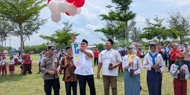 PMR Rembang Tebar Kepedulian dengan Tanam Cemara Laut di Pantai Wates PMR Rembang Tebar Kepedulian dengan Tanam Cemara Laut di Pantai Wates