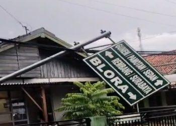 penunjuk-jalan-roboh